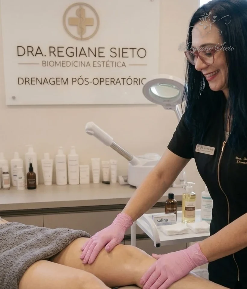 Dra. Regiane Sieto realizando Drenagem Linfática em Ribeirão Preto
